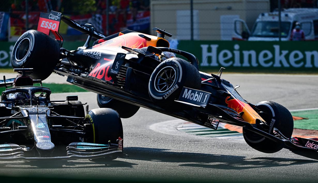 Alih-alih berhasil melewati Hamilton, mobil Verstappen malah bertabrakan hingga terangkat dan mendarat di atas rivalnya tersebut. Bahkan, sisi dalam ban mobil Verstappen mengenai helm Hamilton yang cukup beruntung terlindungi piranti halo. (Foto: AFP/Andrej Isakovic)