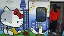 Seorang pria berjalan keluar dari kereta Taroko Ekspres yang bertemakan Hello Kitty di Taipei, Taiwan, Senin (21/3). Kereta tersebut akan melakukan perjalanan perdananya dari Taipe ke Taitung. (REUTERS/Tyrone Siu)