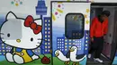 Seorang pria berjalan keluar dari kereta Taroko Ekspres yang bertemakan Hello Kitty di Taipei, Taiwan, Senin (21/3). Kereta tersebut akan melakukan perjalanan perdananya dari Taipe ke Taitung. (REUTERS/Tyrone Siu)