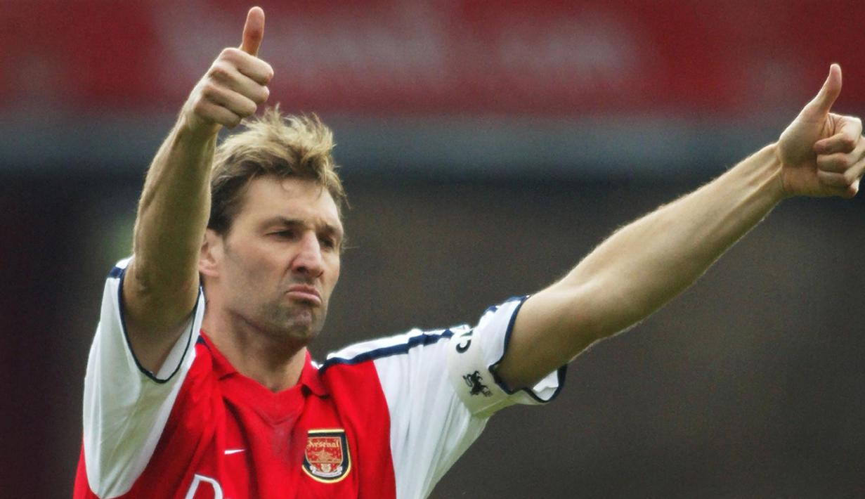 Tony Adams. Bek legendaris Arsenal ini pernah dijatuhi hukuman empat bulan penjara pada Desember 1990. Ia terlibat kasus kecelakaan saat mobilnya menabrak tembok pada 6 Mei 1990. Saat diperiksa, kandungan alkohol dalam darahnya 4 kali lebih banyak dari batas normal. (AFP/Adrian Dennis)