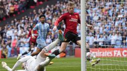 Gelandang Manchester United, Scott McTominay (kanan) mencetak gol pertama timnya ke gawang Coventry City pada laga semifinal Piala FA 2023/2024 di Wembley Stadium, London, Minggu (21/4/2024). (AP Photo/Alastair Grant)