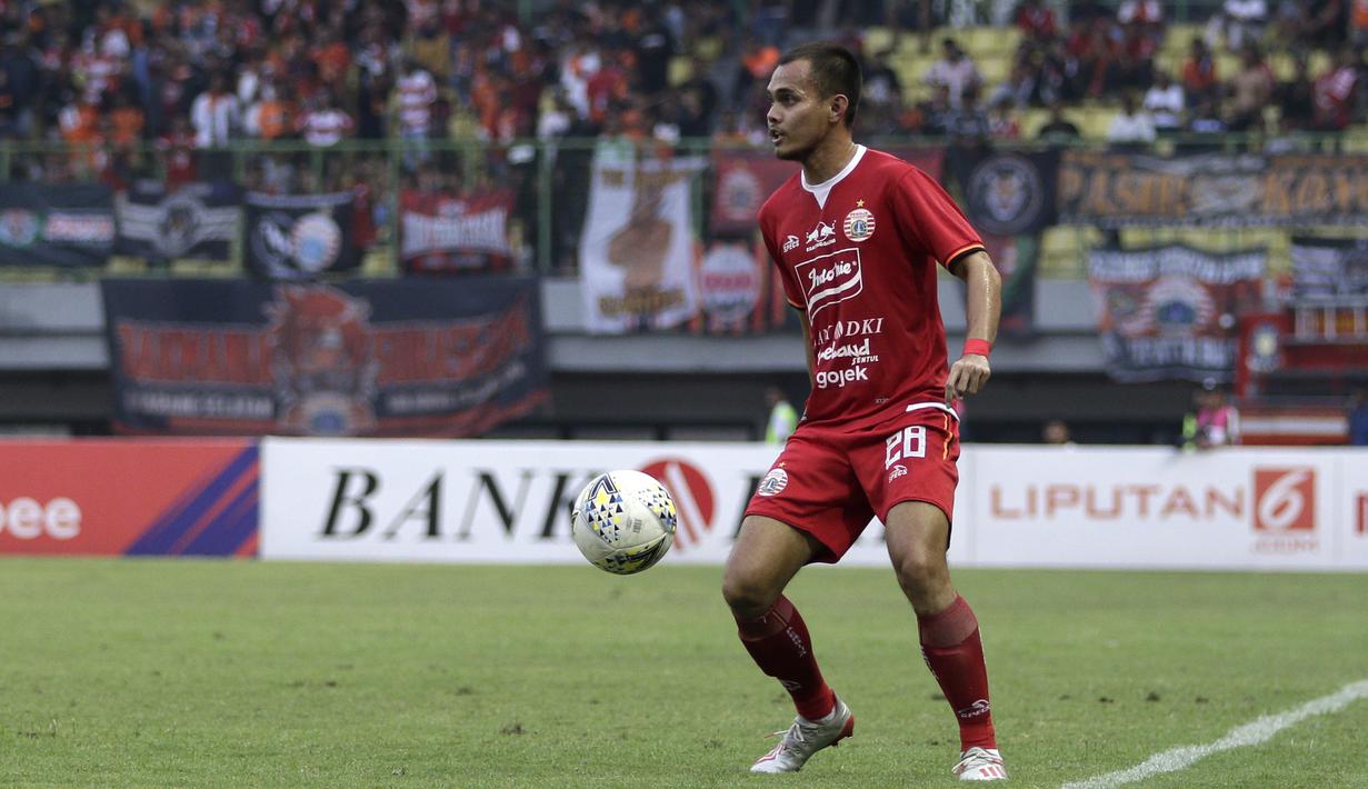 4. Rezaldi Hehanusa - Penampilan Rezaldi bersama Persija kian matang musim ini. Bek berumur 24 tahun ini pernah dianugerahi pemain muda terbaik di Liga 1. Selain bertahan, Rezaldi juga mahir membantu serangan serta memiliki umpan silang yang akurat. (Bola.com/Yoppy Renato)