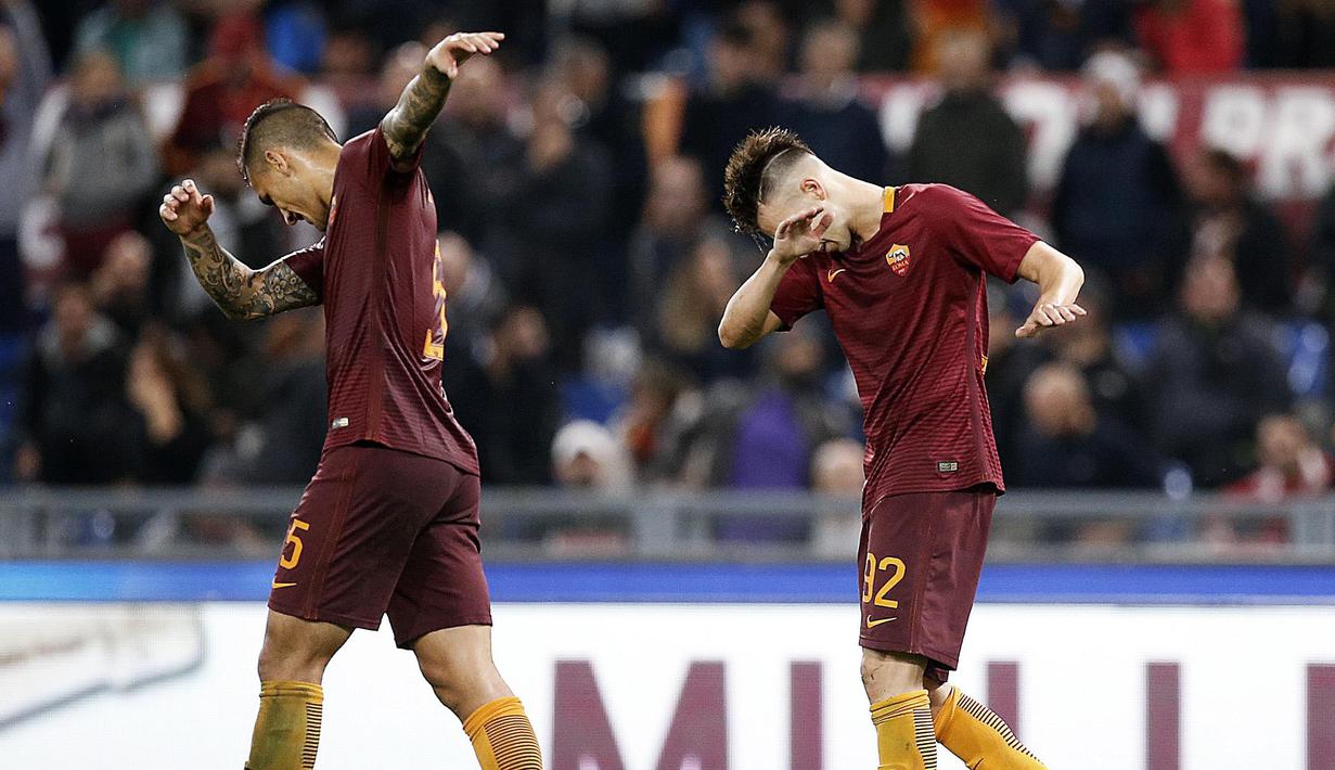 Aksi pemain AS Roma, Stephan El Shaarawy (kanan) dan Leandro Paredes saat merayakan kemenangan timnya atas Palermo 4-1 pada lanjutan Serie A di Olimpico stadium, Roma, Senin (24/10/2016) dini hari WIB. (EPA/Riccardo Antimiani)