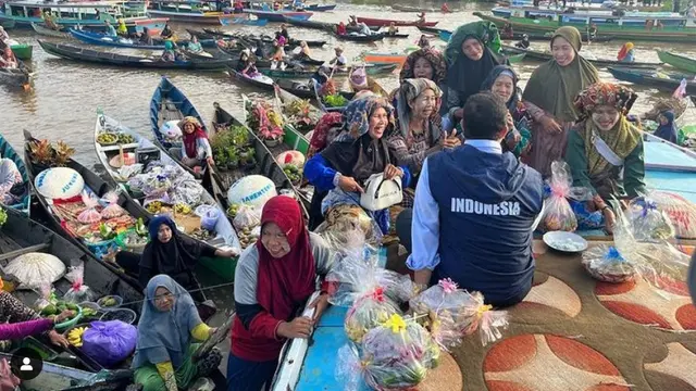 Anies Baswedan dikepung ibu-ibu pedagang terapung di Banjarmasin, Kalimantan Selatan. Hal ini terungkap dalam unggahan Instagram pribadinya @aniesbaswedan.