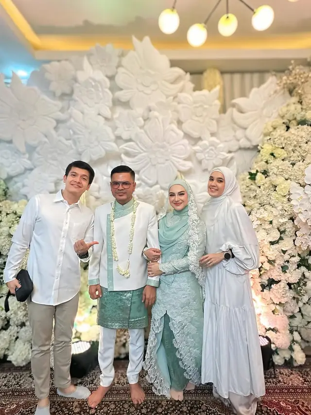6 Pilihan Gamis Simpel Putih ala Dhini Aminarti, Referensi Tampil Syari dan Modis di Usia 40-an