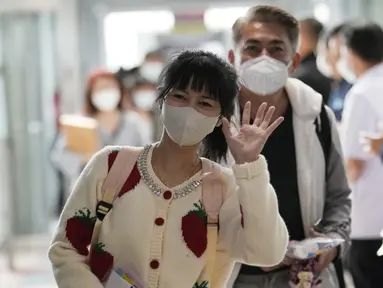 Turis China tiba di Bandara Internasional Suvarnabhumi di provinsi Samut Prakarn, Thailand, Senin (9/1/2023). Thailand berharap dapat menerima sejumlah besar pengunjung dari China lagi setelah Beijing melonggarkan pembatasan perjalanan pada hari Minggu. (AP Photo/Sakchai Lalit)