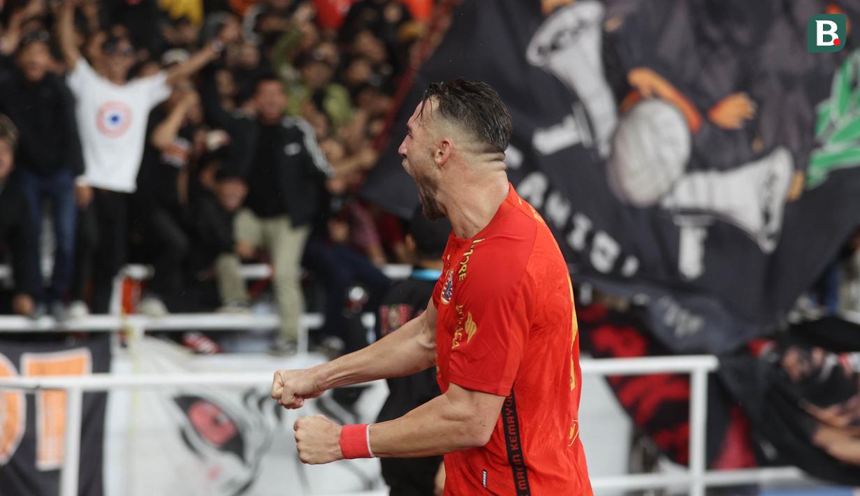 Selebrasi pemain Persija Jakarta, Marko Simic setelah menjebol gawang Persis Solo pada laga pekan ke-31 BRI Liga 1 2023/2024 di Stadion Utama Gelora Bung Karno (SUGBK) Senayan, Jakarta, Rabu (17/4/2024) malam WIB. (Bola.com/M Iqbal Ichsan)