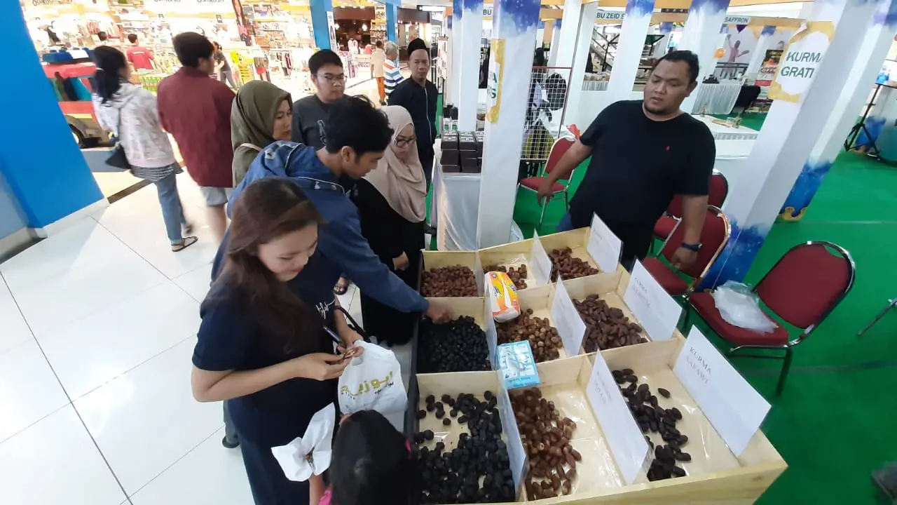 Kesempatan Makan Kurma Sepuasnya di Moslem Travel Fair Tangerang