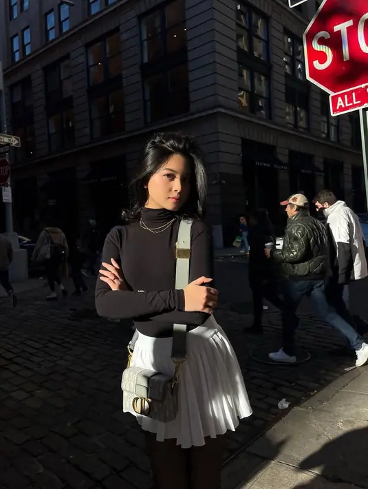 Tampil stylish dengan busana kasualnya, gaya Yoriko Angeline ini banyak menuai pujian dari para penggemarnya. Dalam setiap penampilannya, pemeran Wati dalam film Dilan ini kian hari semakin menawan. Gayanya pun tampil semakin lebih dewasa dari kesan anak SMA saat berperan menjadi Wati. (Liputan6.com/IG/@yorikooangln_)