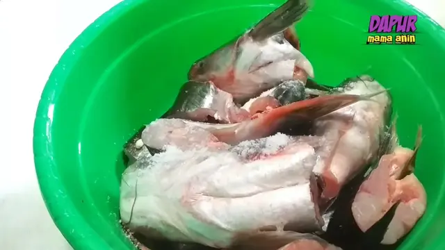 Andalkan 2 Bahan Dapur, Begini Cara Hilangkan Bau Lumpur Ikan Patin saat Dimasak