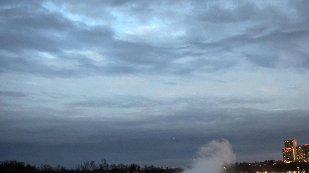 Suasana langit yang gelap saat Gerhana Matahari Total terjadi di Air Terjun Niagara, New York, AS 8 April 2024. Foto: REUTERS / Brendan McDermid