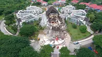 Foto udara gedung kantor Gubernur yang rusak akibat gempa bumi dengan magnitudo 6,2 di Mamuju, Sulawesi Barat, Minggu (17/1/2021). Badan Nasional Penanggulan Bencana (BNPB) melaporkan korban tewas gempa di Sulawesi Barat hingga 16 Januari pukul 20.00 WIB mencapai 56 orang. (ADEK BERRY/AFP)