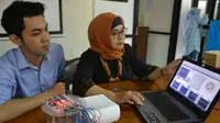 Dr. Suryani Dyah Astut bersama tim Anak Agung Surya Pradhana bekerja sama dengan Dr. Kuwat Triyana dari Universitas Gadjah Mada mengembangkan Elektronik Nose (E-Nose). (Foto: Liputan6.com/Dian Kurniawan)