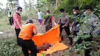 Polisi dan petugas kesehatan mengevakuasi jenazah wanita nyaris tanpa busana di Plarangan, Karanganyar, Kebumen. (Foto: Liputan6.com/Muhamad Ridlo)