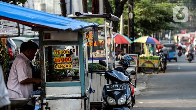 <span>Suasana Pedagang Kaki Lima di kebayoran lama, Jakarta, Selasa (21/9/2021). Untuk mendorong pertumbuhan ekonomi dampak PPKM pemerintah mempercepat penyaluran Bantuan Langsung Tunai (BLT) untuk Pedagang Kaki Lima (PKL). (Liputan6.com/Johan Tallo)</span>