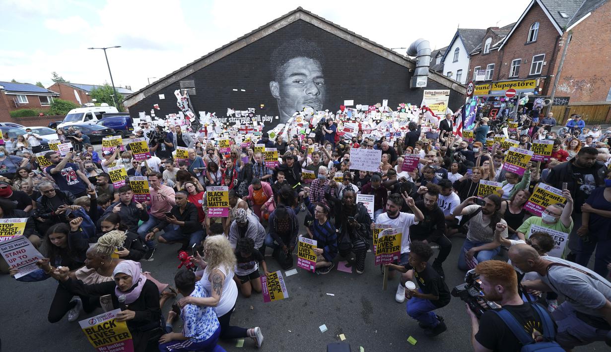 Berselang beberapa waktu dari perilaku tercela itu, ratusan warga juga melakukan aksi tandingan dengan berkumpul di depan mural. Mereka melakukan aksi untuk menentang segala bentuk rasisme di Inggris sekaligus menggalang dukungan untuk Rashford dan kawan-kawan. (Foto:AP/Jon Super)