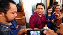 Kuasa hukum Novel Baswedan, Uli Parulian Sihombing memberikan keterangan pers usai sidang praperadilan kepada Majelis hakim, PN Jaksel, Senin (8/6/2016). Hakim Dahmiwirda mengabulkan permohonan pihak Novel Baswedan. (Liputan6.com/Yoppy Renato)
