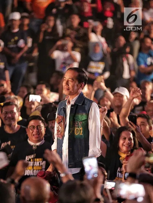 Calon presiden nomor urut 01, Joko Widodo (Jokowi) menghadiri Deklarasi Alumni Trisakti di Hall Basket, Senayan, Jakarta, Sabtu (9/2). Jokowi mendapatkan jaket jeans berwarna biru betuliskan ‘Suara Reformasi’. (Liputan6.com/Faizal Fanani)