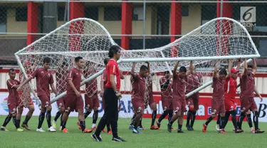 Pemain Persija memindahkan gawang saat latihan resmi jelang laga lanjutan Go-Jek Liga 1 Indonesia 2018 bersama Bukalapak di Lapangan PTIK, Jakarta, Jumat (29/6). Persija akan menjamu Persib pada Sabtu (30/6). (Liputan6.com/Helmi Fithriansyah)