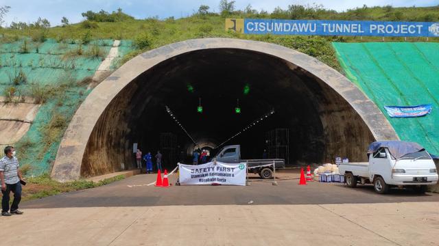 Melalui anak perusahaannya, PT Sigma Utama, PT Mega Eltra telah menyelesaikan pekerjaan Proyek Pengecatan Twin Tunnel Cisumdawu sepanjang 2x500 meter