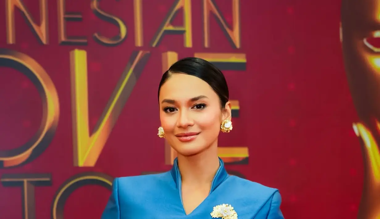 Hana Malasan tampil vibrant berkebaya modern bersiluet cropped blazer kerah tinggi dan korset biru satin. [@hanamalasan]