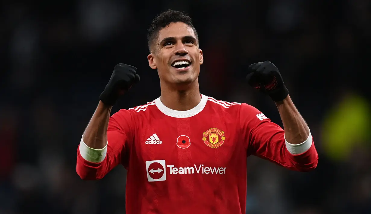 Raphael Varane sukses menunjukkan permainan impressif meski baru pulih dari cedera. Ia mampu menjadi bek yang bisa membaca serangan lawan secara baik dan menghentikannya secara cepat. Varane layak mendapatkan nilai 8. (AFP/Glyn Kirk)