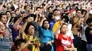 Jemaat menghadiri perayaan Natal Tiberias Indonesia yang ke-17 di Stadion GBK, Senayan, Jakarta, Sabtu (8/12). Perayaan Natal dipimpin perjamuan kudus Pendeta DR. Yesaya Pariadji. (Liputan6.com/Johan Tallo)