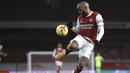 Penyerang Arsenal, Alexandre Lacazette berusaha mengontrol bola saat bertanding melawan Newcastle United pada pertandingan Liga Inggris di Stadion Emirates di London, Selasa (19/1/2021). Kemenangan ini membuat Arsenal naik ke peringkat ke-10 klasemen. (Adam Davy/Pool via AP)