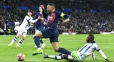 Pemain Real Sociedad, Hamari Traore, berusaha merebut bola dari pemain Paris Saint-Germain, Kylian Mbappe, pada laga leg kedua babak 16 besar Liga Champions 2023/2024 di Stadion Reale Arena, Rabu (6/3/2024). PSG menang dengan skor 2-1. (AP Photo/Alvaro Barrientos)