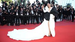 Aktris Bollywood, Deepika Padukone berpose ketika tiba untuk pemutaran film "Rocketman" di karpet merah Festival Film Cannes 2019 di Prancis pada Kamis (16/5/2019). Gaun rancangan desainer Peter Dundas ini memiliki belahan tinggi pada bagian bawah dan dada. (Joel C Ryan/Invision/AP)