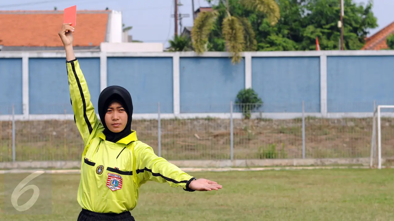 20151111-Nur Holisah Wasit Wanita Berhijab-Jakarta- Helmi Fithriansyah