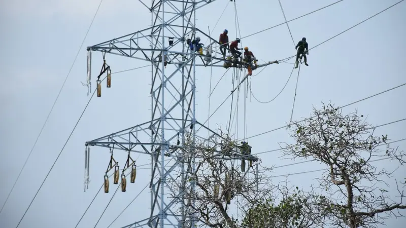 PLN tengah mempersiapkan pembangunan jaringan listrik bertegangan ekstra tinggi 500 kilovolt (kV) yang bakal membentang dari Pulau Jawa hingga Bali. (Dok PLN)