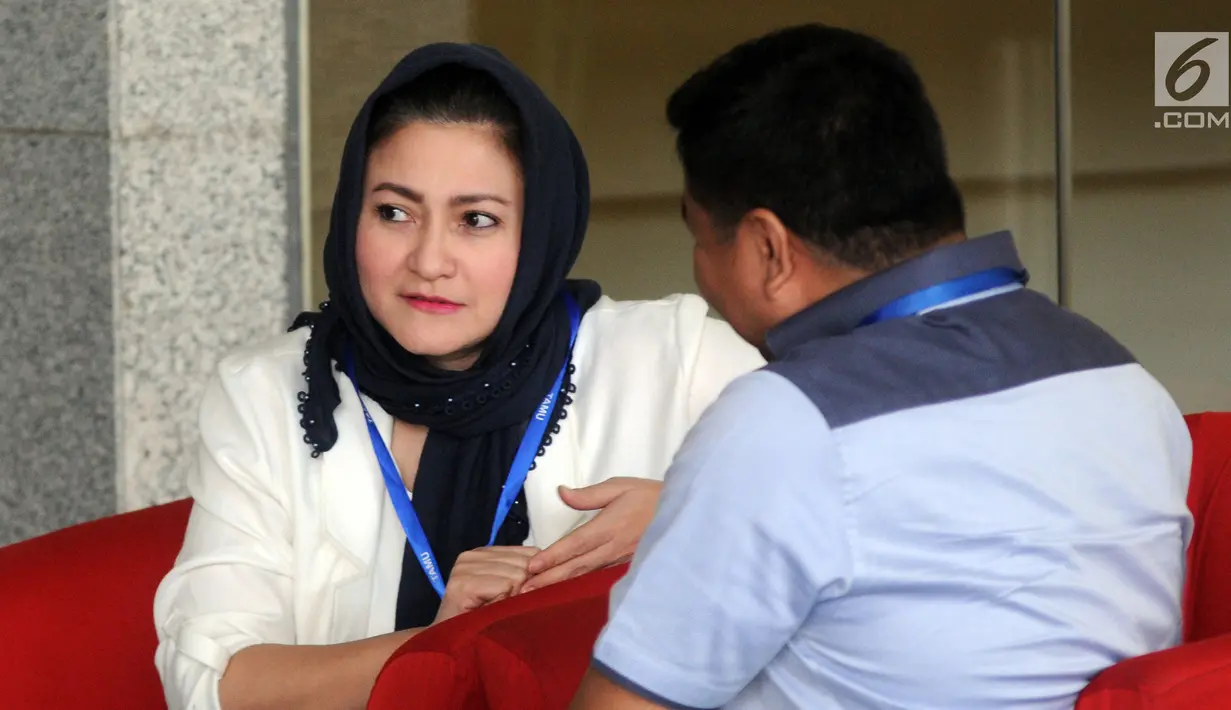 Istri terpidana kasus korupsi E-KTP Setya Novanto, Deisti Astriani Tagor berbincang di lobi gedung KPK, Jakarta, Selasa (18/9). Deisti melakukan koordinasi terkait pengembalian uang pengganti kasus E-KTP yang menjerat suaminya. (Merdeka.com/Dwi Narwoko)