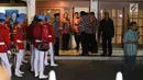 Anggota Pasukan Pengamanan Presiden (Paspampres) terlihat bersiap menyambut jenazah almarhum Presiden RI ke-3 BJ Habibie di kediamannya di Patra Kuningan, Jakarta Selatan, Rabu (11/9/2019). BJ Habibie meninggal dunia setelah menjalani perawatan di RSPAD. (Liputan6.com/Angga Yuniar)