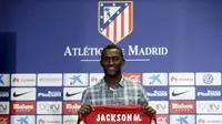 Jackson Martinez memegang kostum dengan nomor punggung 11 saat diperkenalkan sebagai pemain baru Atletico Madrid di Stadion Vicente Calderon, Madrid, Minggu (26/7/2015).(Reuters/Susana Vera)