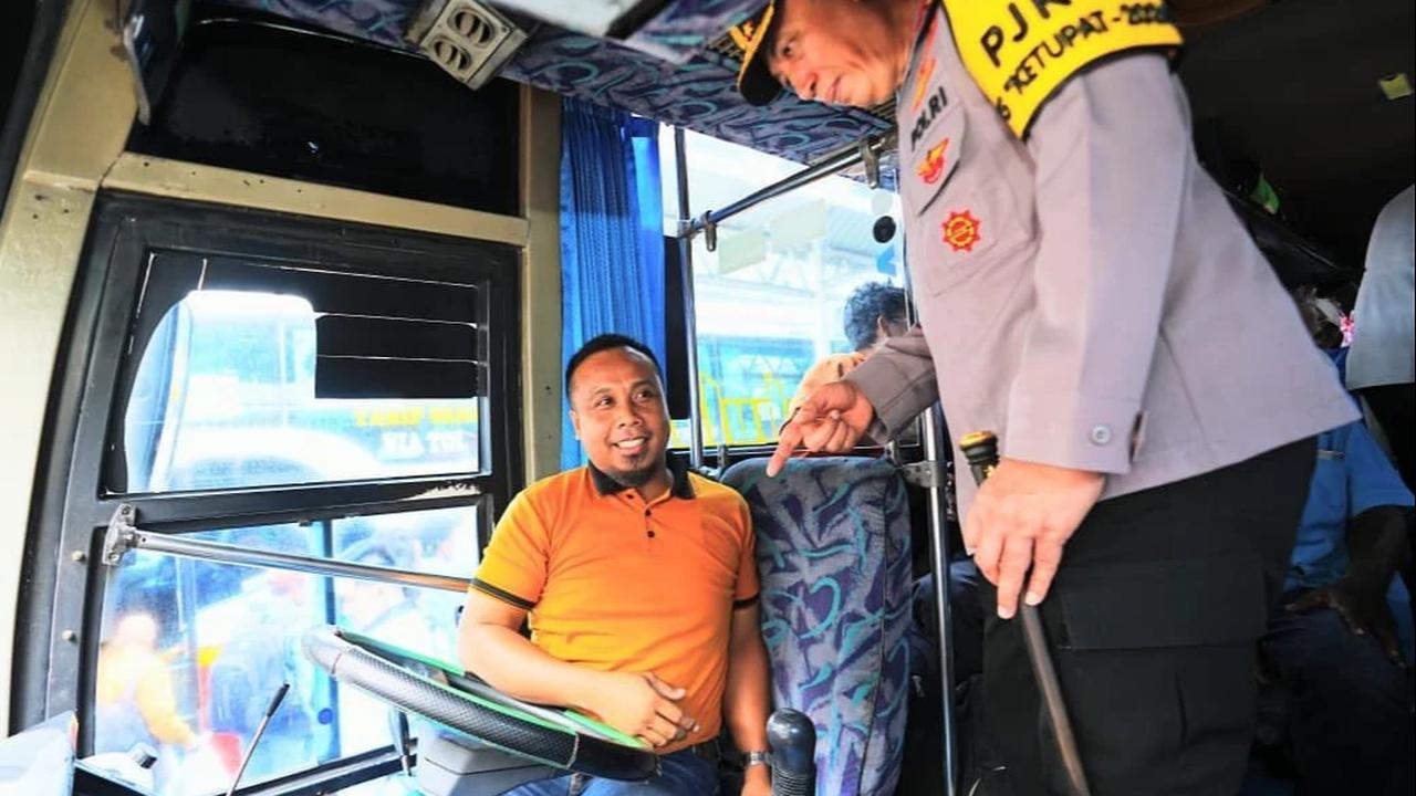 FOTO: Kapolri Tinjau Langsung Kesiapan Transportasi Jelang Puncak Mudik di Surabaya