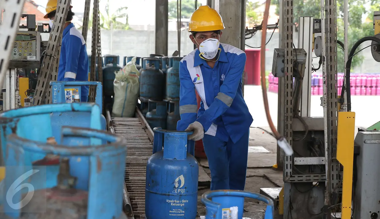 Petugas merapikan tabung gas di Terminal pengisian Gas Pertamina, Jakarta, Selasa (5/1/2016). PT Pertamina (Persero) menurunkan harga elpiji 12 kilogram (kg) dari Rp 134.600 menjadi Rp 129.000 per tabung. (Liputan6.com/Angga Yuniar)