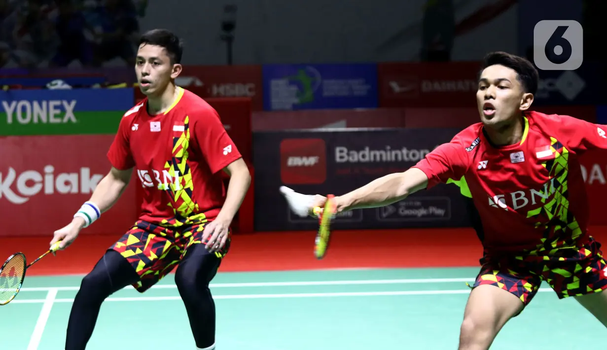 Pebulu tangkis ganda putra Indonesia, Fajar Alfian/Muhammad Rian Ardianto saat bertanding melawan Lee Yang/Wang Chi-Lin (China Taipei) pada Perempat Final Indonesia Masters 2022 di Istora Senayan, Jakarta, Jumat (10/6/2022). Fajar/Rian unggul dan melaju ke semifinal Indonesia Masters 2022. (Liputan6.com/Helmi Fithriansyah)