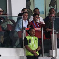 Pelatih kepala Timnas Indonesia, John Herdman didampingi analis video, Dzikry Lazuardi hadir dalam laga pekan ke-30 BRI Super League 2025/2026 antara Persija melawan Persis di Stadion Utama Gelora Bung Karno, Jakarta, Senin (27/4/2026). (Bola.com/Abdul Aziz).