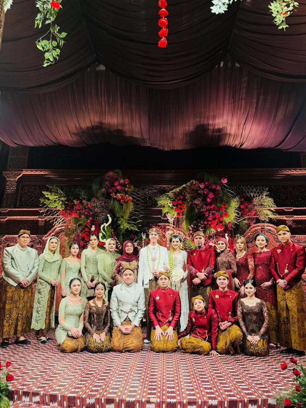 Potret Keluarga Besar Ahmad Dhani di Akad Pernikahan El Rumi dan Syifa Hadju, Curi Perhatian