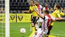 Striker Ajax Amsterdam, Klaas Jan Huntelaar, mencetak gol ke gawang VVV-Venlo pada laga Eredivisie di Stadion De Koel, Minggu (25/10/2020). Ajax Amsterdam menang dengan skor 13-0. (AFP/Olaf Kraak)