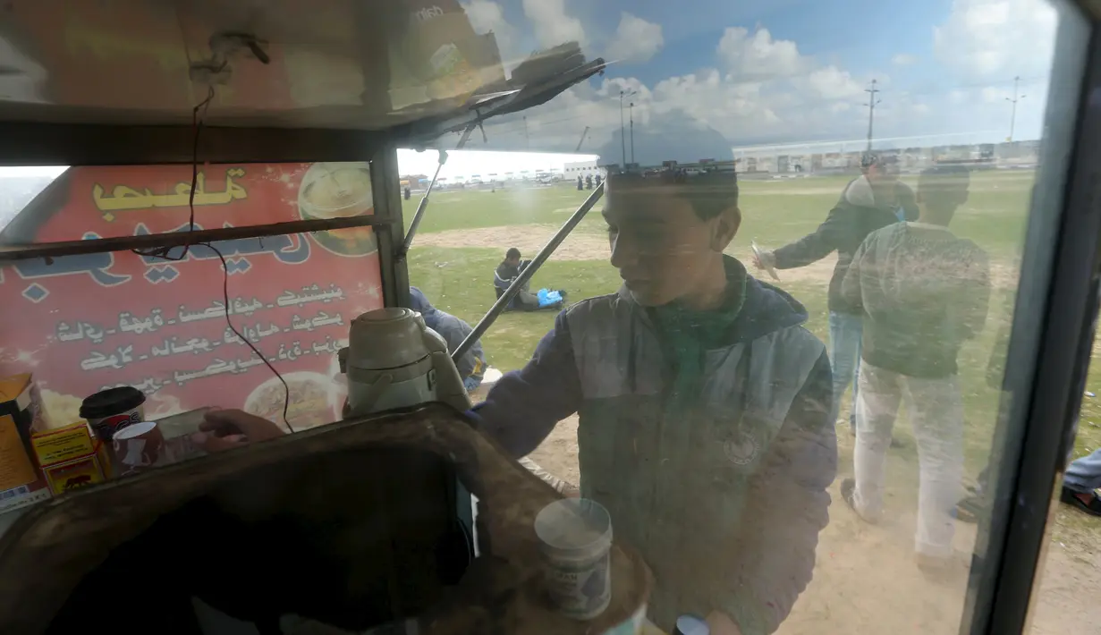 Ahmed Baker (16), anak Palestina penjual minuman panas di sebuah gerobak di Pelabuhan Kota Gaza (17/3). Baker yang mempunyai cita-cita menjadi dokter ini menghasilkan sekitar 20 Shekels ($ 5.1) per hari. (REUTERS/Mohammed Salem)