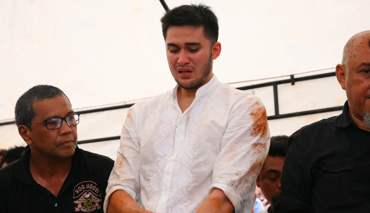 Ratusan pelayat yang terdiri dari keluarga, pejabat, tetangga dan kerabat sesama selebriti turut mengantarkan ke peristirahatan terakhirnya di TPU Jeruk Purut. (Nurwahyunan/Bintang.com)