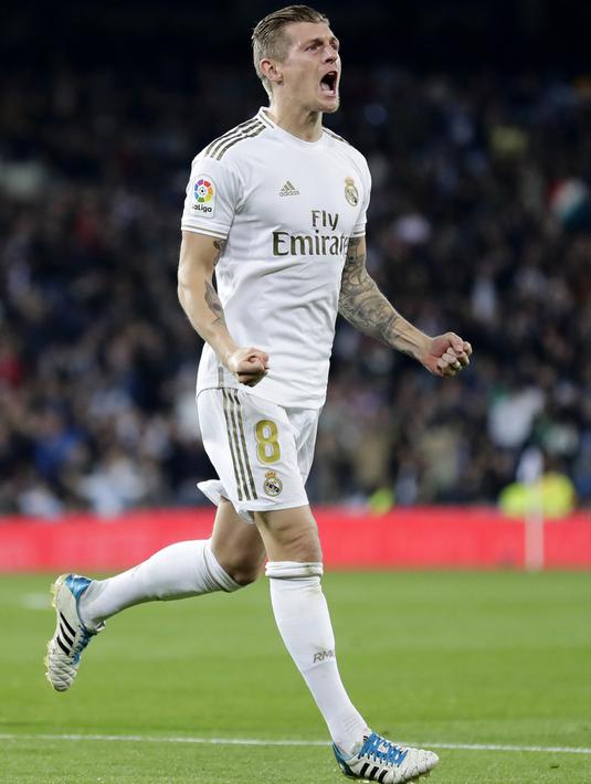 Gelandang Real Madrid, Toni Kroos berselebrasi usai mencetak gol ke gawang Celta Vigo pada pertandingan lanjutan La Liga Spanyol di stadion Santiago Bernabeu di Madrid, Spanyol, Minggu, (16/2/2020). Madrid bermain imbang 2-2 atas Celta Vigo.  (AP Photo/Manu Fernandez)