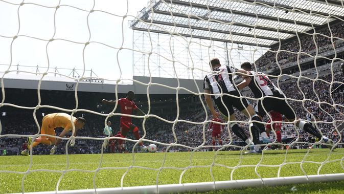<p>Naby Keita mencetak gol untuk Liverpool dalam duel kontra Newcastle United di St. James's Park, Sabtu (30/4/2022). (AP/Jon Super)</p>