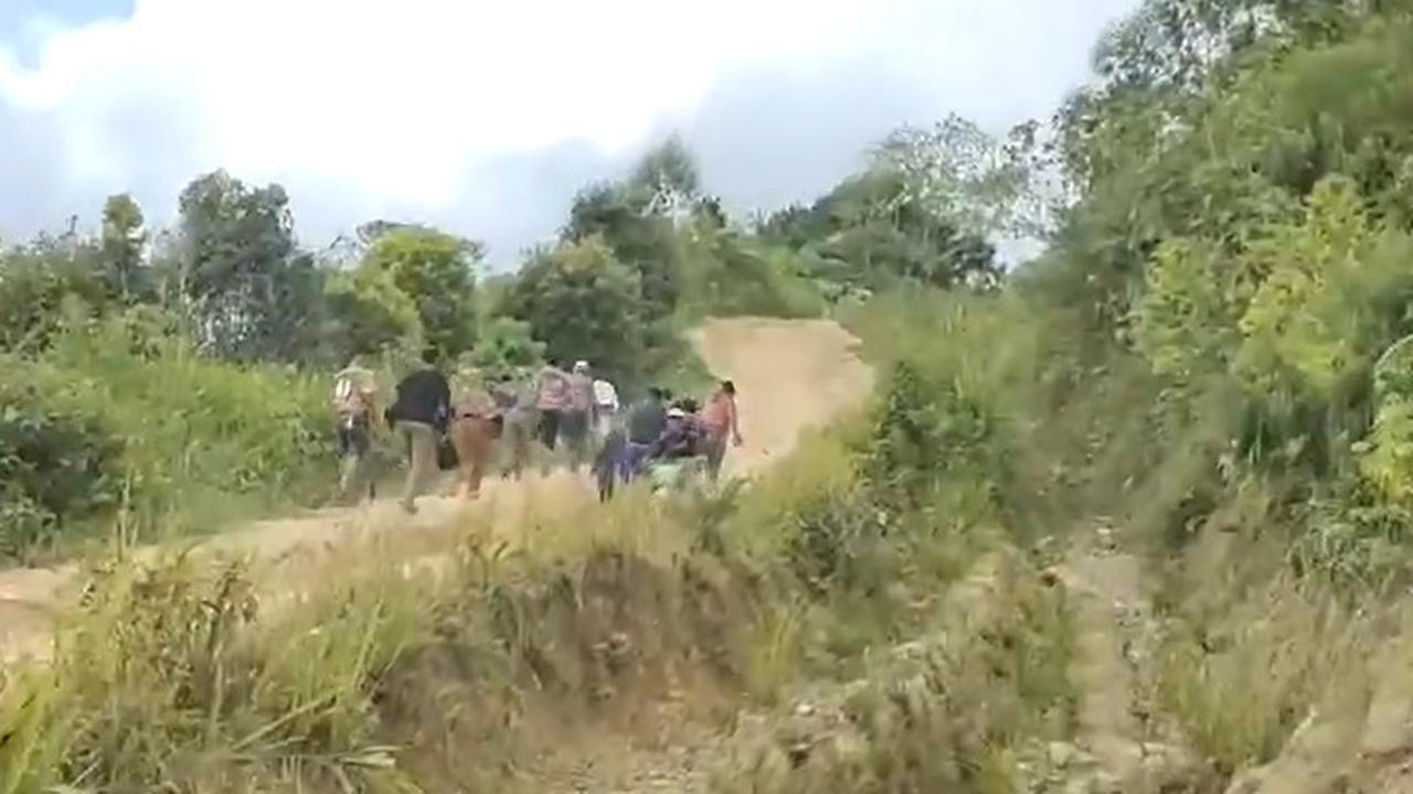 Momen Bidan Ditandu Warga Desa 5 Jam Karena Lumpuh Tiba-tiba Ini Bikin Haru