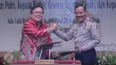 Menteri Keuangan Bambang Brodjonegoro (kiri) berjabat tangan dengan Kapolri Jenderal Badrodin Haiti  usai menandatangi nota kesepahaman di Jakarta, (19/1).  Kemenkeu bekerjasama dengan Polri untuk mengawal penerimaan  pajak. (Liputan6.com/Angga Yuniar)