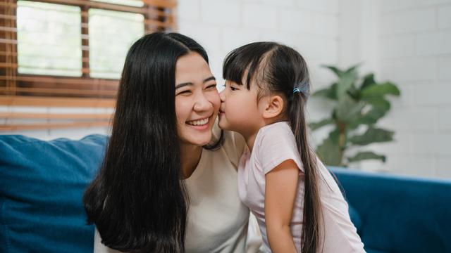 Ibu dan Anak Saling Menyayangi