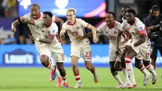 Para pemain Kanada merayakan kemenangan usai babak adu penalti dalam pertandingan perempat final Copa America 2024 melawan Venezuela di Stadion AT&T di Arlington, Texas, pada 5 Juli 2024 atau Sabtu 6 Juli 2024 pagi WIB. (CHARLY TRIBALLEAU/AFP)