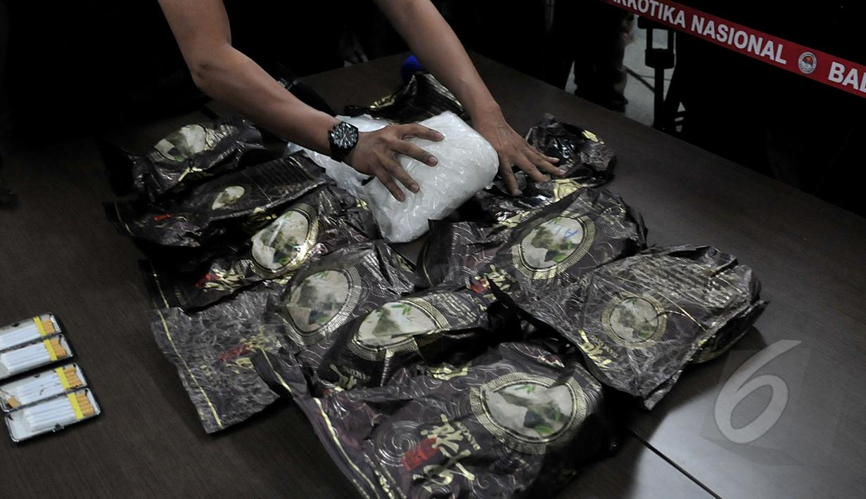 Petugas merapihkan barang bukti narkotiba saat konferensi pers di Kantor BNN, Jakarta, Kamis (16/4/2015). BNN menggagalkan transaksi narkotika jenis sabu seberat 10 kg dari Malaysia ke Indonesia. (Liputan6.com/Johan Tallo)